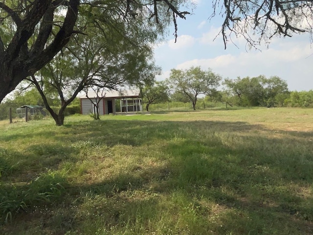 view of yard featuring an outbuilding