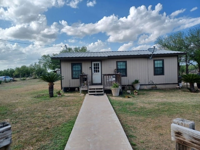 manufactured / mobile home with a front lawn