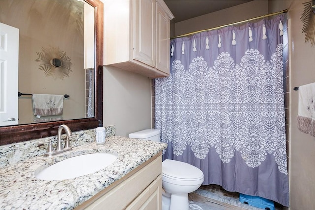 full bath featuring curtained shower, vanity, and toilet