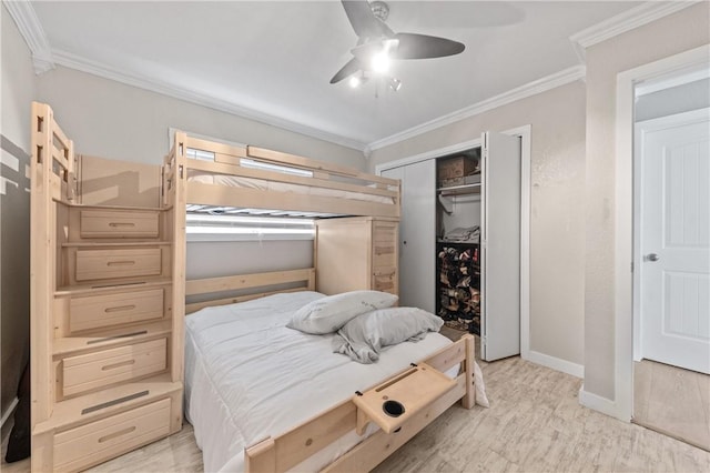 bedroom featuring a closet, ceiling fan, crown molding, and light hardwood / wood-style floors