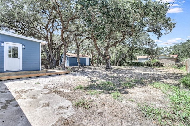 view of yard featuring a storage shed