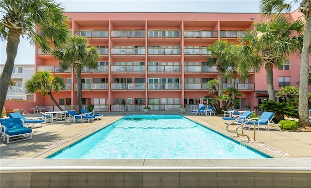 view of swimming pool featuring a patio