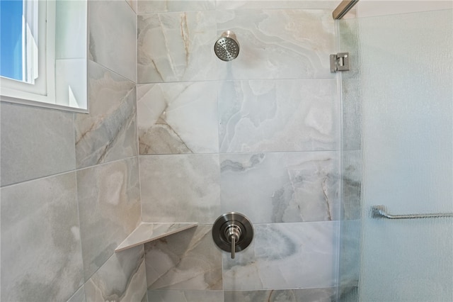 details with a tile shower