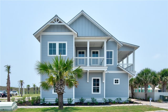 view of front of property featuring a balcony