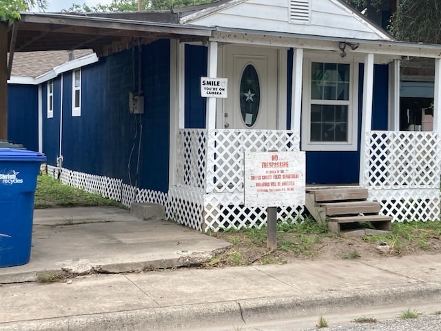 property entrance with covered porch