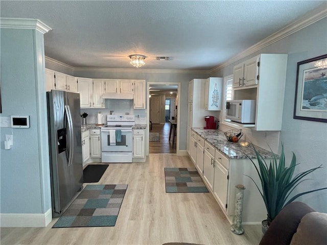 108 Palm St, Rockport, TX 78382 - kitchen featuring white appliances, light wood-type flooring, under cabinet range hood, baseboards, and a textured ceiling