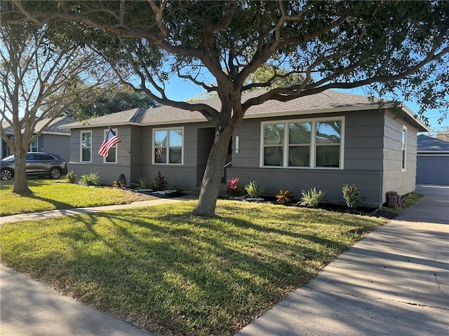 view of front facade with a front yard