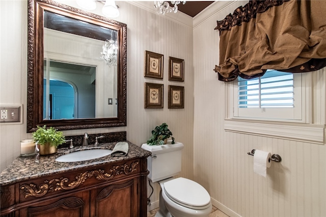 bathroom featuring crown molding, vanity, toilet, and an inviting chandelier