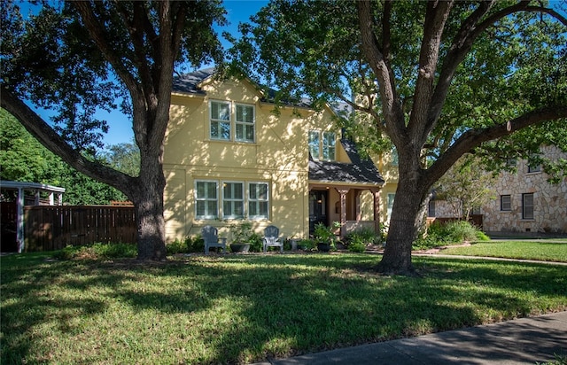 view of front of property featuring a front lawn