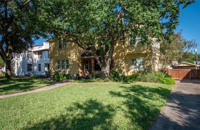 view of front of home featuring a front lawn