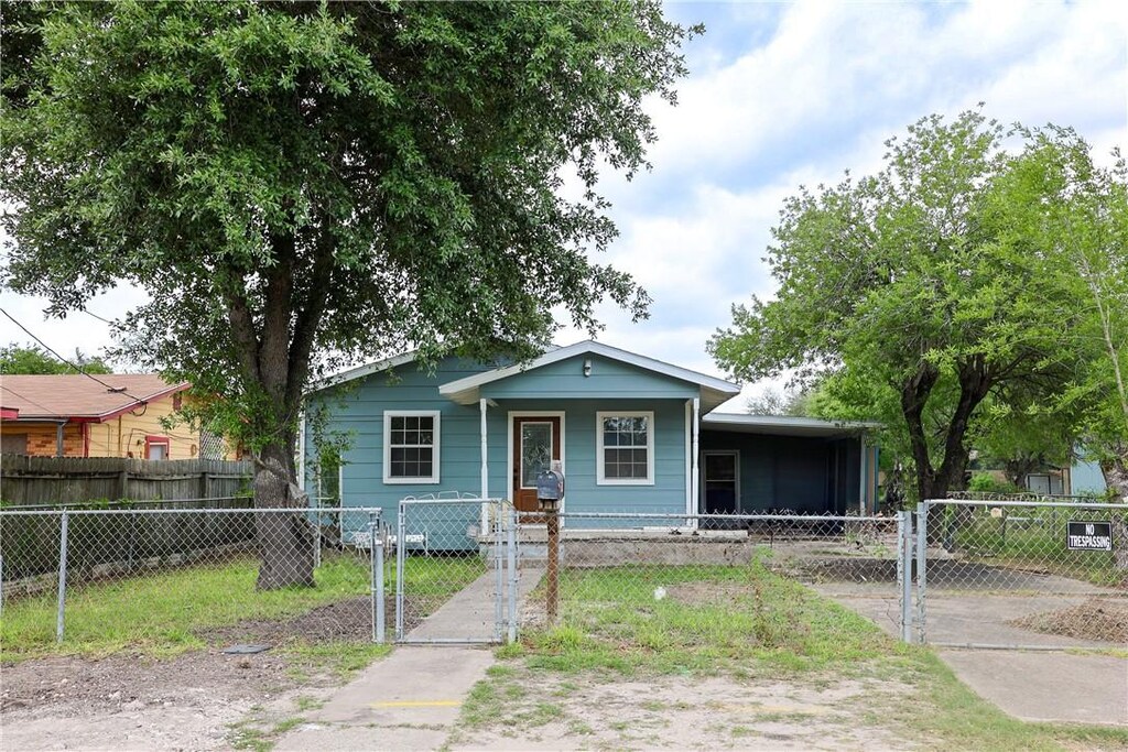 bungalow featuring a gate, covered porch, and a fenced front yard