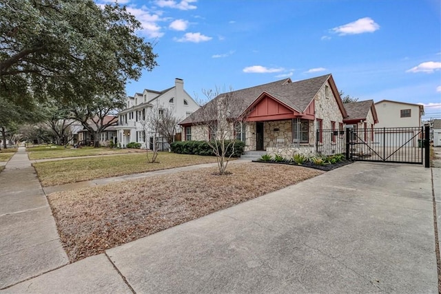 view of front of property featuring a front lawn