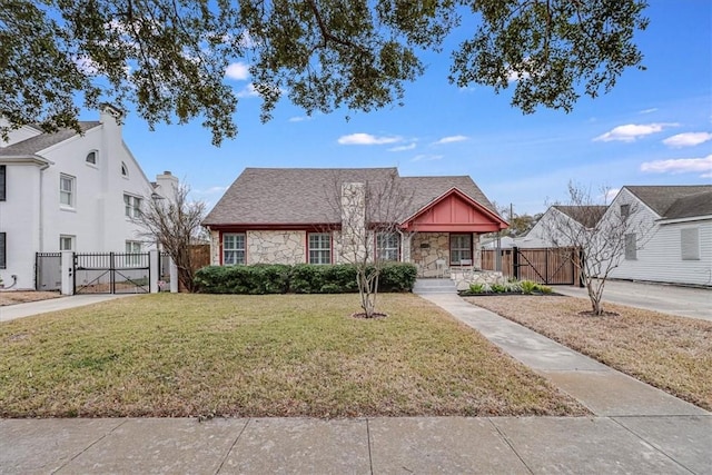 view of front of property featuring a front lawn