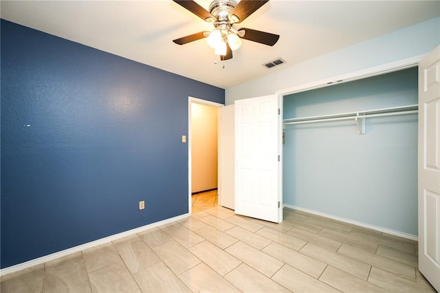 unfurnished bedroom featuring ceiling fan and a closet