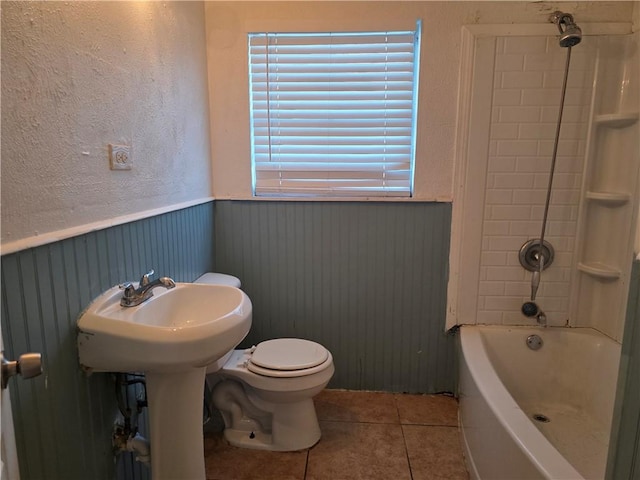 4513 Carroll, Corpus Christi, TX 78415 - tiled spare room with a ceiling fan and baseboards