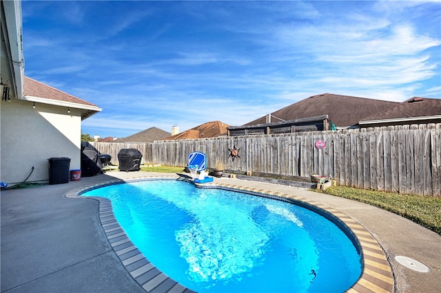 view of swimming pool