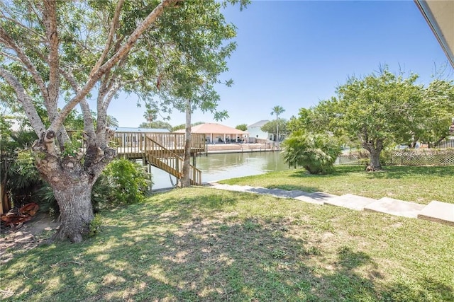 view of grassy yard featuring a water view