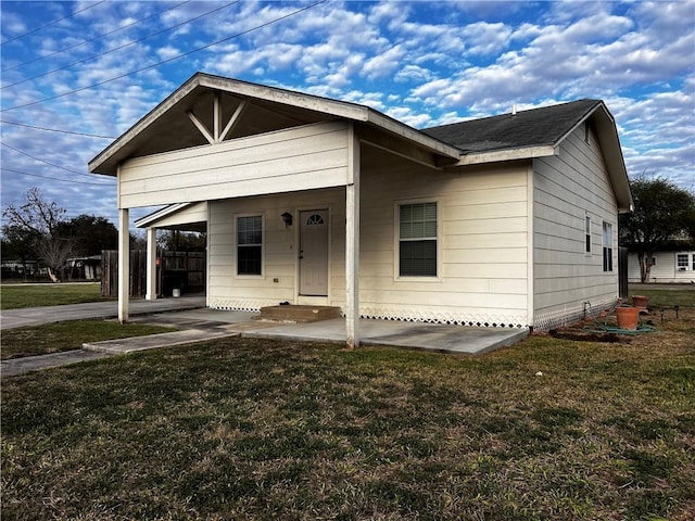 bungalow featuring a front lawn