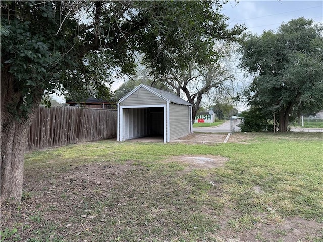 view of yard featuring an outdoor structure