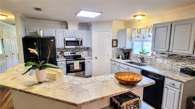 1017 Hickory Ave, Rockport, TX 78382 - kitchen featuring black appliances, a sink, crown molding, tasteful backsplash, and a large island