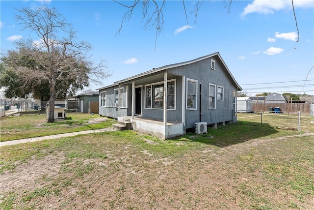 view of front facade featuring a front yard, fence, and ac unit