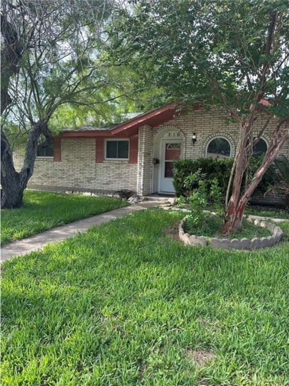 view of front of house featuring a front yard