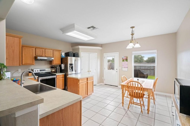 7558 Angelwing Dr, Corpus Christi, TX 78414 - kitchen featuring visible vents, light countertops, under cabinet range hood, a sink, and stainless steel appliances
