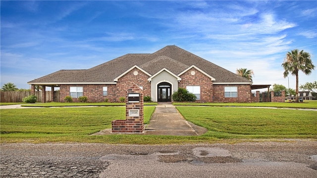 view of front of property featuring a front yard