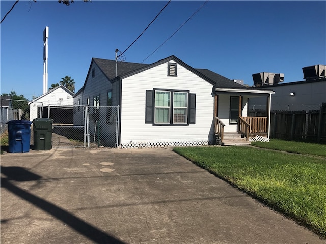 view of front of home with a front lawn