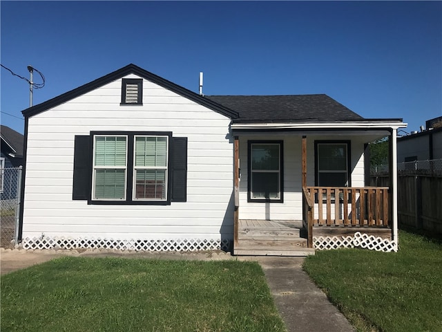 view of front of property featuring a front lawn