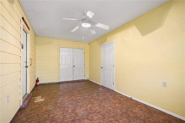 unfurnished bedroom featuring a closet, baseboards, and a ceiling fan