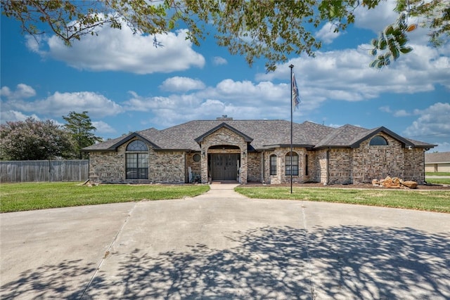 view of front of property featuring a front yard and a garage