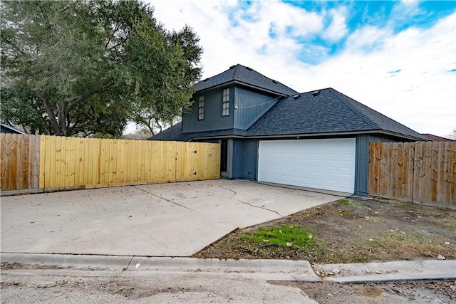 view of front facade featuring a garage