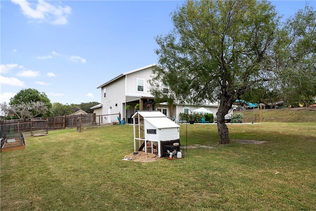 view of yard featuring an outbuilding