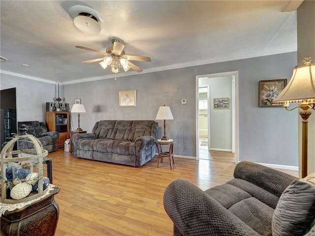 living room featuring crown molding, light hardwood / wood-style floors, and ceiling fan