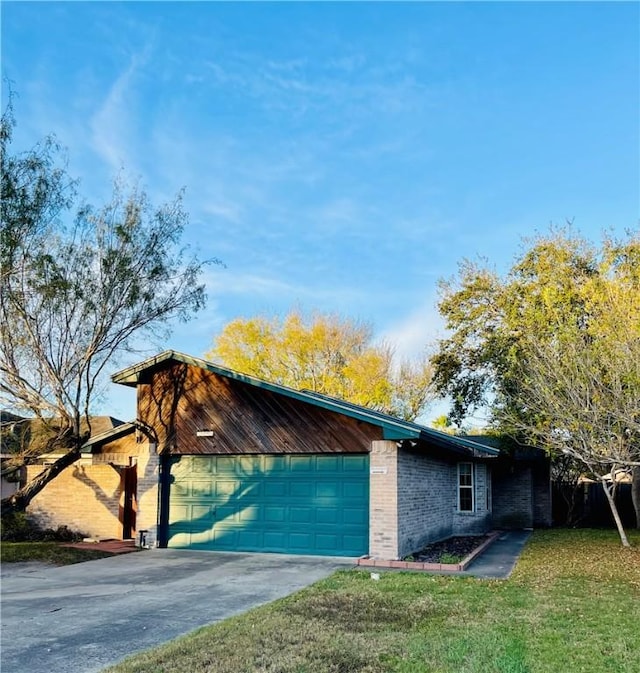 view of front of home featuring a front yard and a garage