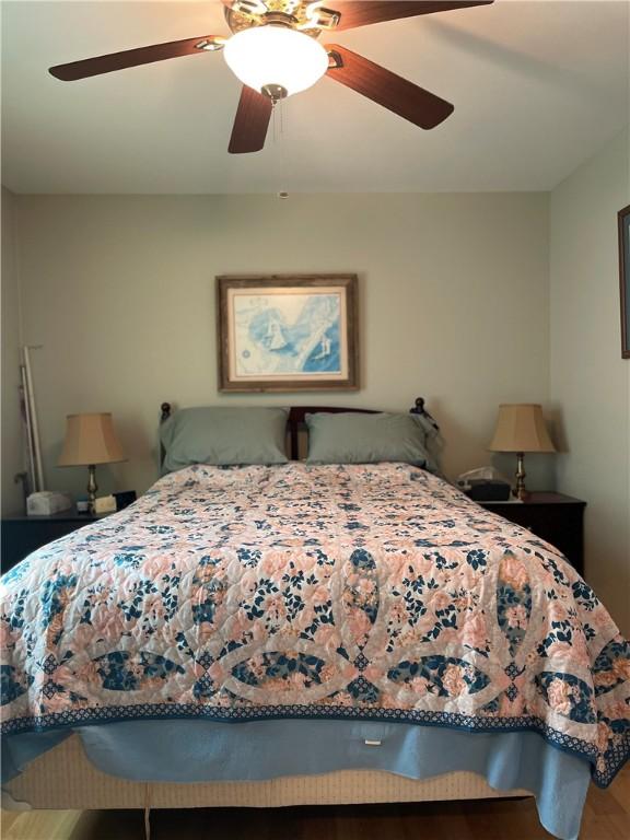 bedroom with ceiling fan