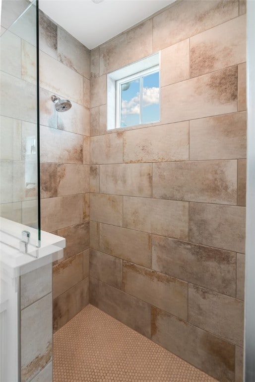 bathroom featuring a tile shower