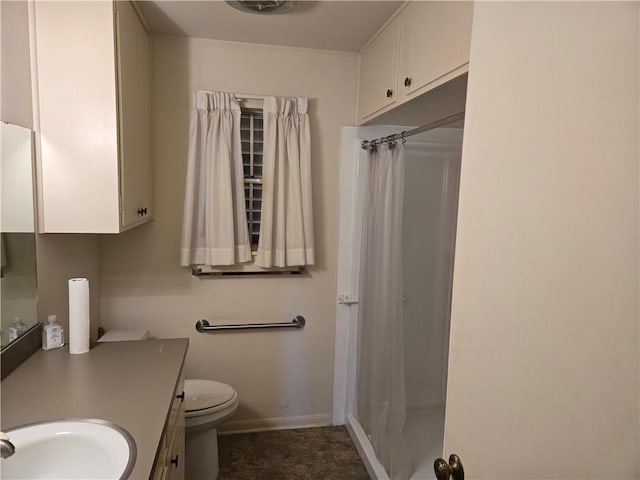 full bath featuring a shower with curtain, vanity, toilet, and baseboards