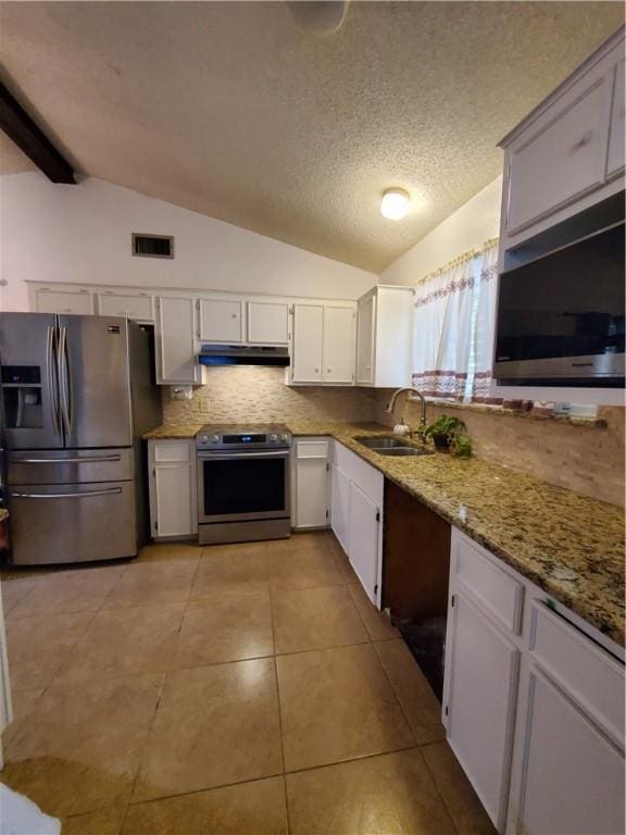 kitchen featuring vaulted ceiling, stainless steel appliances, a sink, and under cabinet range hood