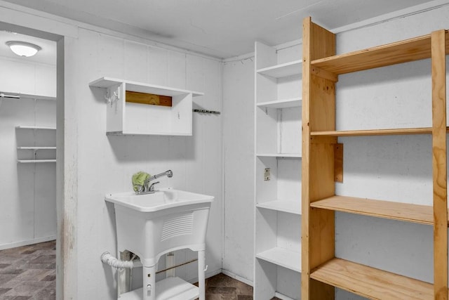 walk in closet with sink