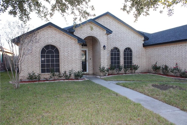 view of front facade with a front lawn