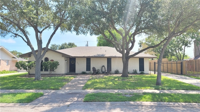 single story home featuring a front lawn