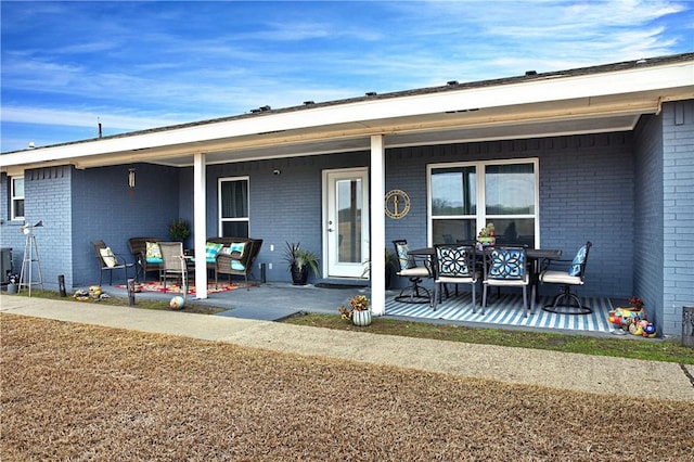 view of front facade featuring a patio