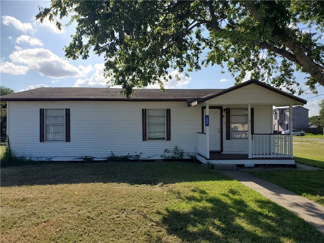 view of front facade featuring a front yard and a porch