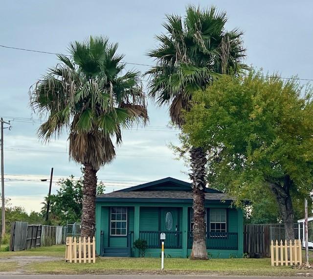 view of front of home with a front lawn