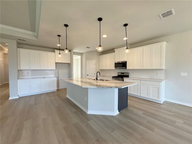 2605 Las Estrellas St, Corpus Christi, TX 78414 - kitchen with stainless steel appliances, decorative backsplash, light wood-style flooring, white cabinetry, and recessed lighting