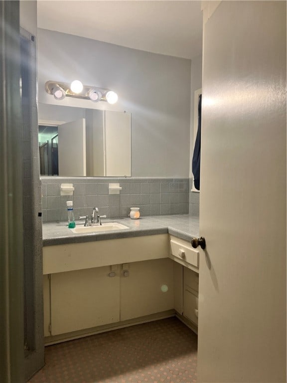 bathroom featuring vanity and decorative backsplash