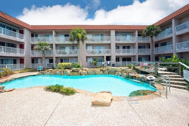 view of pool featuring pool water feature