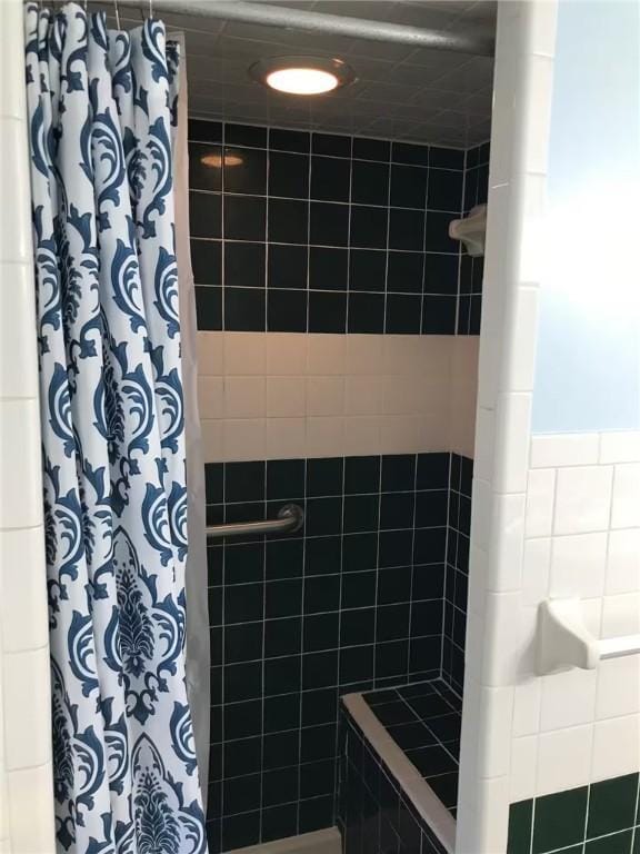 full bathroom featuring a tile shower